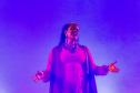 Elenco da ópera em cena com iluminação colorida