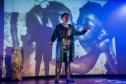 Elenco da ópera em cena com iluminação colorida
