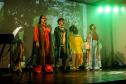 Elenco da ópera em cena com iluminação colorida