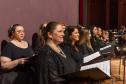 coro sinfônico de mulheres a postos no palco