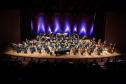 Orquestra e solista no palco do Guairão. 