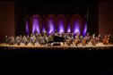 Orquestra e solista no palco do Guairão. 