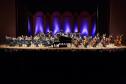 Orquestra e solista no palco do Guairão. 