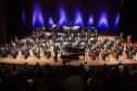 Orquestra e solista no palco do Guairão. 