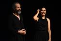 Atores no palco em iluminação de alto contraste