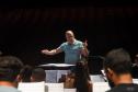 Maestro Roberto Tibiriçá na regência da Orquestra Sinfônica do Paraná