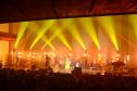 palco iluminado com luzes amarelas