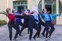 Grupo de dança em frente ao Hospital Pequeno Príncipe