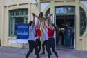 Grupo de dança em frente ao Hospital Pequeno Príncipe