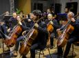 músicos tocando instrumentos 