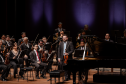 spalla da orquestra de pé em frente aos demais músicos