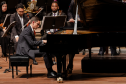 No palco do Guairão, a Orquestra Sinfônica do Paraná e o pianista Dmitry Shishkin
