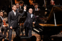 pianista e maestro agradecem ao público