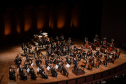 orquestra organizada sobre o palco