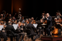 maestro regendo orquestra