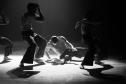 foto em preto e branco, bailarinos com posições diversas dentro da coreografia