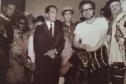 O Governador Ney Braga cumprimenta elenco do TCP após a apresentação de A megera domada (1964)