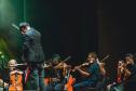 Orquestra cordas do iguaçu e cantora junto