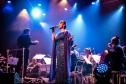 Orquestra cordas do iguaçu e cantora junto