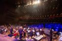 Orquestra Sinfônica de Curitiba em apresentação de frente para o público no auditório Guairão