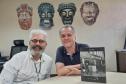 O diretor artístico do Centro Cultural Teatro Guaíra Áldice Lopes e o jornalista Alvaro Collaço, autor do livro sobre os 60 anos do TCP.  