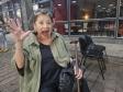 A artista bonequeira Olga Romero assistindo o espetáculo Memórias d' Omar