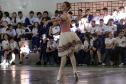 Escola de Dança Teatro Guaíra encanta mais de 850 alunos com espetáculo em colégio estadual