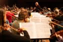 Fundada em 28 de maio de 1985, a Orquestra Sinfônica do Paraná comemora em 2025, quatro décadas de história, talento e emoção