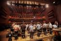 Orquestra Sinfônica do Paraná encanta plateia lotada com repertório dos Beatles no Guairão 