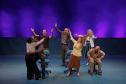 Estreia de espetáculo do G2 Cia. de Dança lota teatro e emociona o público