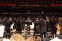 Quase 2 mil pessoas estiveram presentes para a apresentação da Orquestra Sinfônica do Paraná neste domingo, que trouxe obras de Robert Schumann e Béla Bartók.