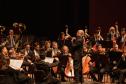 Orquestra Sinfônica do Paraná lota o Guairão em concerto matutino com a participação de pianista português