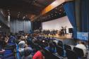 A Orquestra Sinfônica do Paraná reuniu quase 800 pessoas nos dois concertos realizados nesta semana em Campina Grande do Sul, na Região Metropolitana de Curitiba, dentro do projeto Guaíra para Todos. As apresentações foram realizadas nesta quarta e quinta-feira (24 e 25) no Teatro Municipal José Carlos Zanlorenzi.  Na quarta-feira (24), o concerto foi especialmente dedicado a 250 estudantes dos colégios estaduais Ivan Ferreira do Amaral, Bandeirantes e Prefeito João Maria de Barros.  A professora Cristiane 