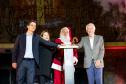 Prefeito Eduardo Pimentel com a primeira-dama Paula Mocellin, e o vice-governador Darci Piana, abre o Natal 2025. 
