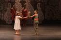 “O Quebra-Nozes”: montagem do Teatro Guaíra emociona plateia lotada na primeira noite de apresentação 