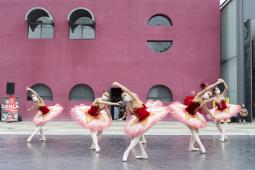 Escola de Dança Teatro Guaíra entusiasma o público no Parque São Lourenço