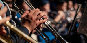 Foto de músicos tocando trompetes