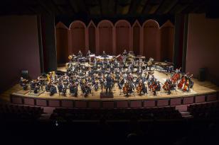 Imagem aberta do palco com a Orquestra se apresentando