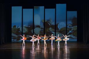 Escola de Dança Teatro Guaíra durante a apresentação de Tum Tá, espetáculo que encerra o ano de 2022