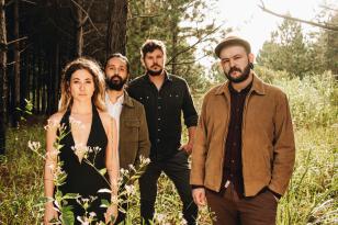 Integrantes da Banda Mais Bonita da Cidade olham em sua alma