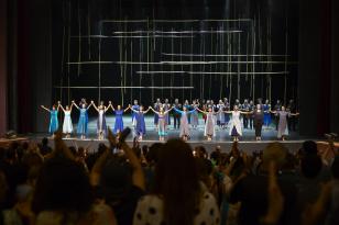 Elenco feminino do BTG agradece ao público na apresentação do dia 08 de Terra Brasilis