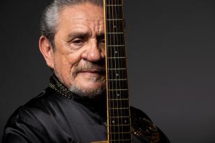 Zé Ramalho com instrumento à sua frente