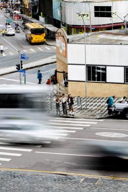 Quando o beijo vira manchete: “Beijo e Alfalto ou O Fato É:” estreia no Mini Guaíra com sessões gratuitas e acessíveis
