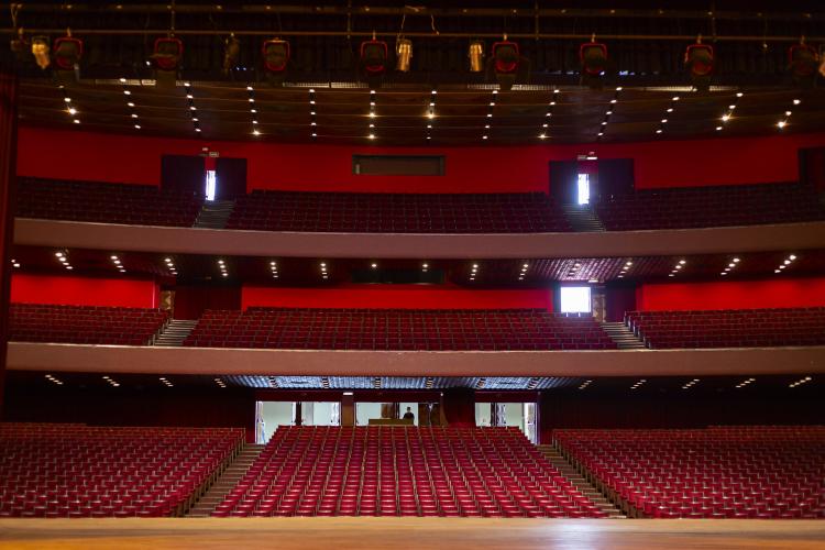 Teatro Guaíra vista do palco com a plateia centralizada