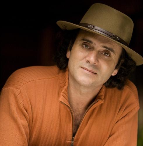 Almir Sater e banda se apresenta no Teatro Guaíra