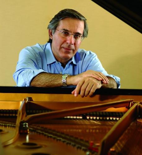 O renomado pianista brasileiro Arnaldo Cohen.