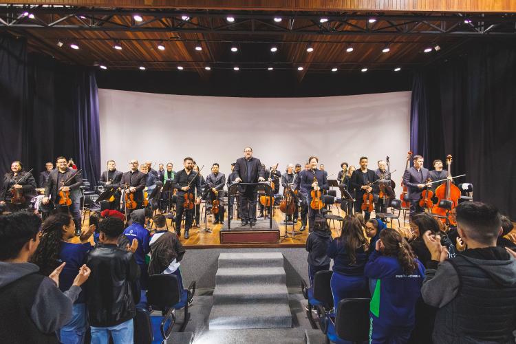A Orquestra Sinfônica do Paraná reuniu quase 800 pessoas nos dois concertos realizados nesta semana em Campina Grande do Sul, na Região Metropolitana de Curitiba, dentro do projeto Guaíra para Todos. As apresentações foram realizadas nesta quarta e quinta-feira (24 e 25) no Teatro Municipal José Carlos Zanlorenzi. Na quarta-feira (24), o concerto foi especialmente dedicado a 250 estudantes dos colégios estaduais Ivan Ferreira do Amaral, Bandeirantes e Prefeito João Maria de Barros. A professora Cristiane