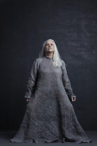 Ficções: Monólogo estrelado por Vera Holtz retorna a Curitiba