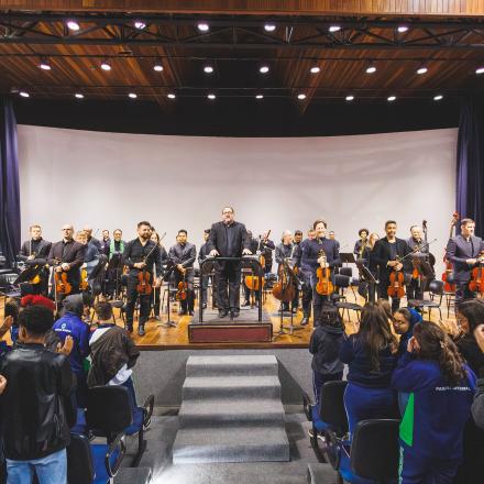 A Orquestra Sinfônica do Paraná reuniu quase 800 pessoas nos dois concertos realizados nesta semana em Campina Grande do Sul, na Região Metropolitana de Curitiba, dentro do projeto Guaíra para Todos. As apresentações foram realizadas nesta quarta e quinta-feira (24 e 25) no Teatro Municipal José Carlos Zanlorenzi.  Na quarta-feira (24), o concerto foi especialmente dedicado a 250 estudantes dos colégios estaduais Ivan Ferreira do Amaral, Bandeirantes e Prefeito João Maria de Barros.  A professora Cristiane 