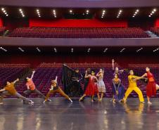 Teatro Guaíra faz apresentações de dança gratuitas em pontos turísticos de Curitiba